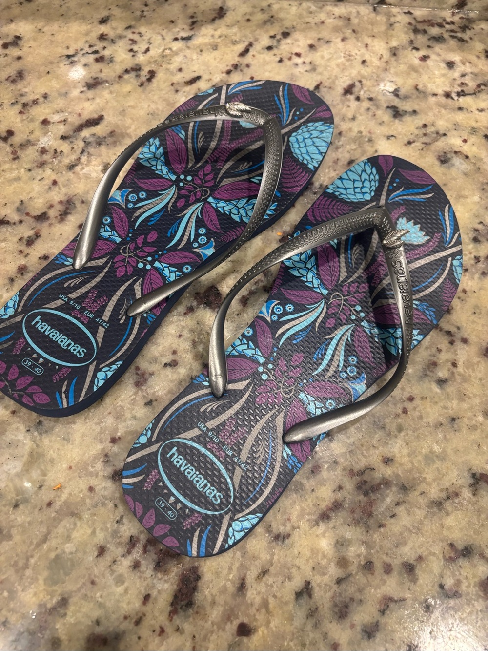 HAVAIANAS Blue  US 9/10 (41-42) Slim Blue/Silver Peacock Feathers Flip Flops EUC